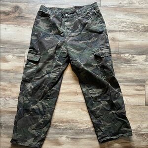 SHEIN Men's Green Camouflage Cargo Pants